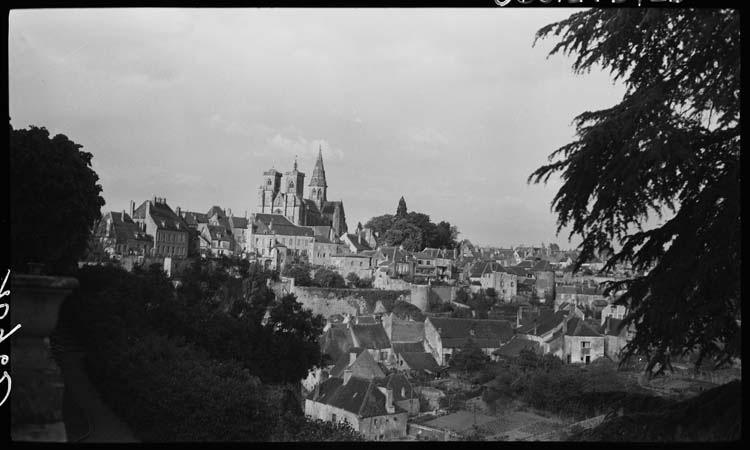 Collégiale dominant la ville