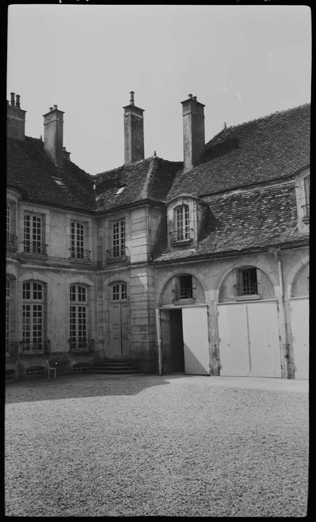 Cour d’honneur, communs