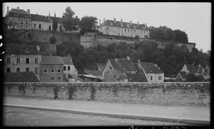 Hôtel surplombant les remparts vu des rives de l'Armance