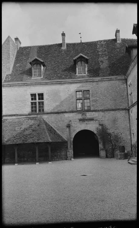 Cour intérieure : porche