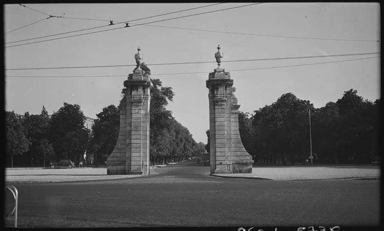 Pylônes de l'entrée des allées du parc