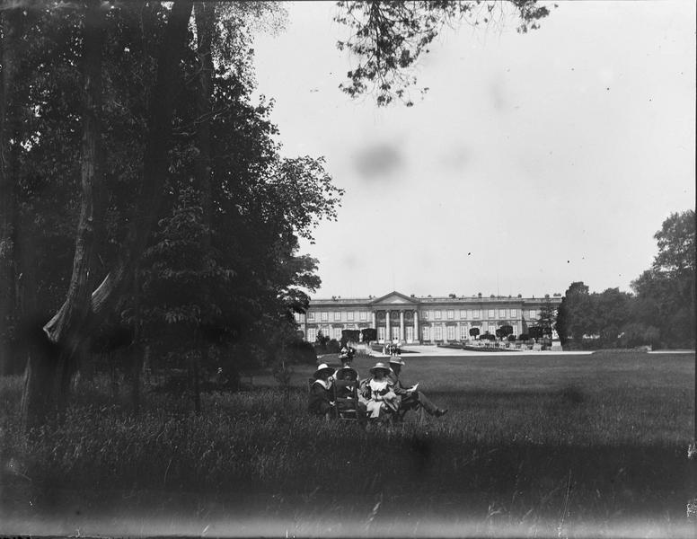 Façade sur le parc, promeneurs assis