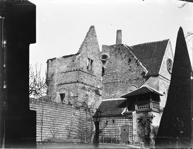 Rempart et logis du XVe, et remparts du prieuré Saint-Maurice