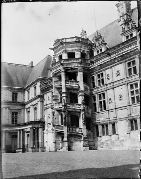 Côté cour, aile François 1er : façade et grand escalier