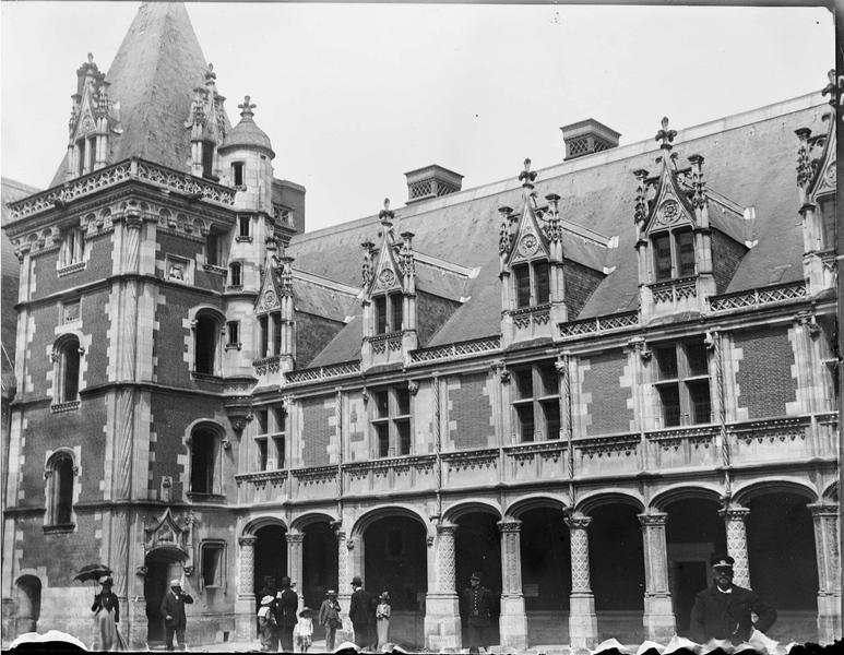 Aile Louis XII, façade sur cour ; galerie