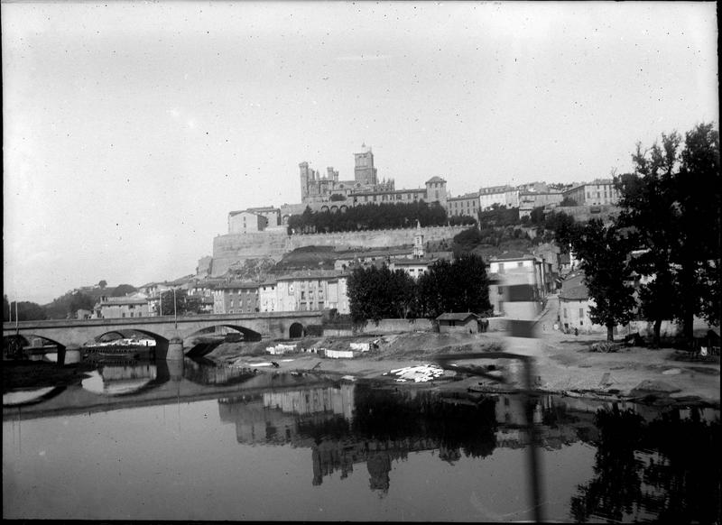 La ville vue depuis les rives de l'Orb