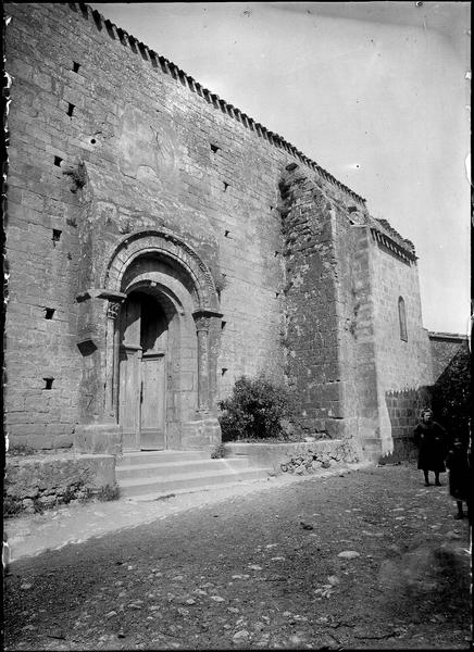 Face sud, porte d'entrée de l'église