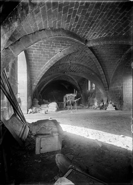 Grande salle sur cour d'arrivée ; cellier