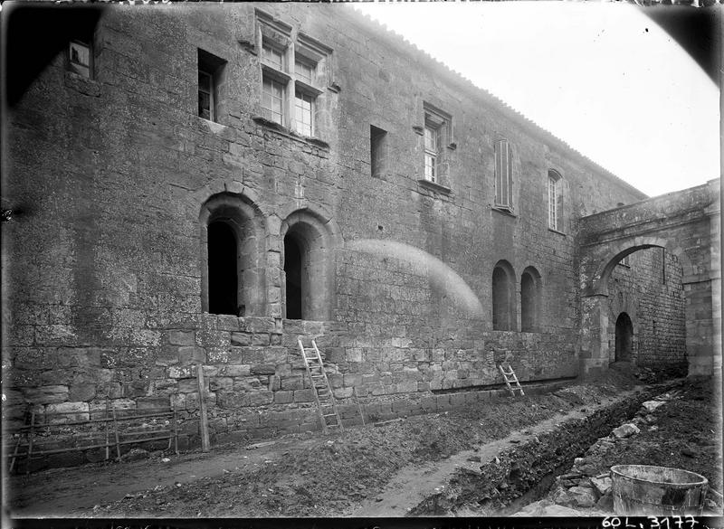 Façade du bâtiment sur la cour d'entrée