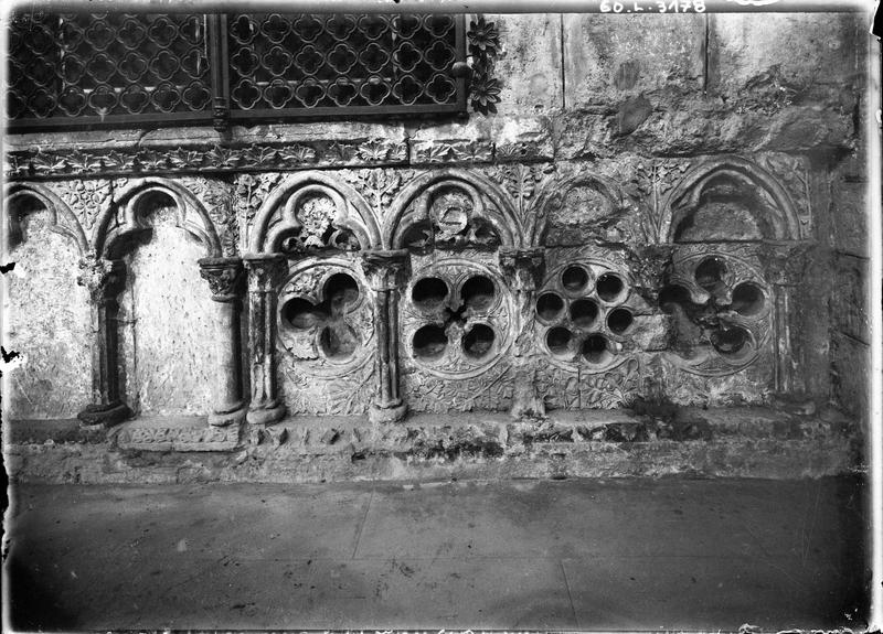 Base de l'armoire aux reliques dans l'église