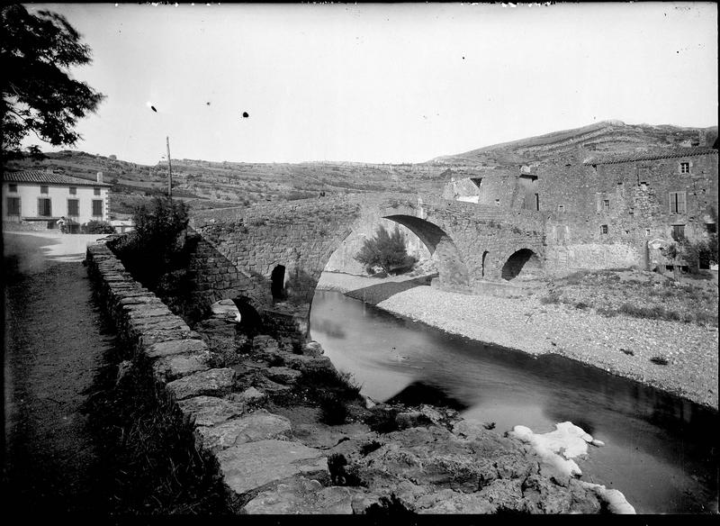 Pont faisant communiquer le village de Lagrasse et le quartier de l'Abbaye