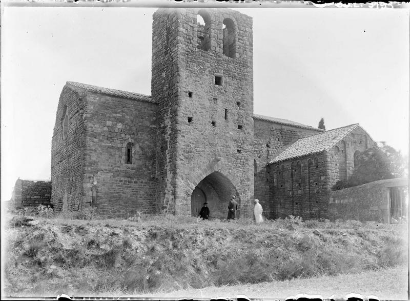 Eglise de l'ancien prieuré servant de chapelle de cimetière, face sud