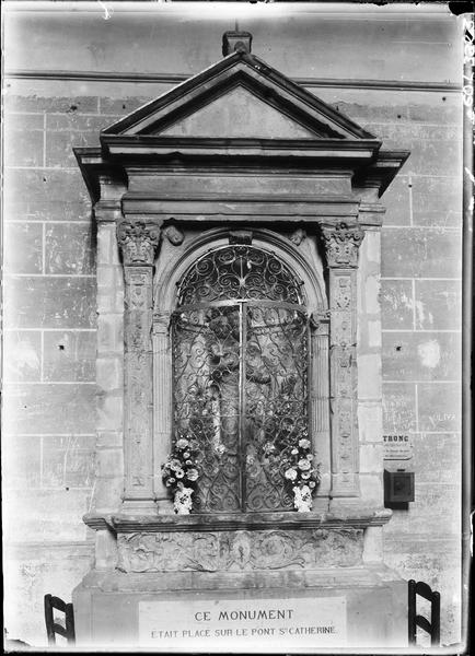 Vierge à l'Enfant appelée Notre-Dame du Pont, transférée depuis le pont Sainte-Catherine en 1889