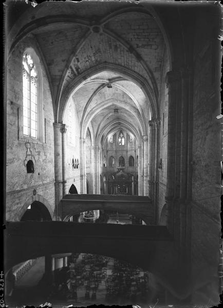 Intérieur, vue de la nef et du choeur prise d'en-haut