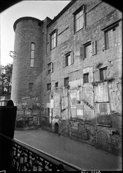 Façade sud, sur la rue de la République ; affiches publicitaires