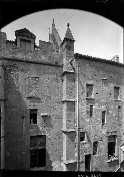 Façade de l'aile ouest sur le passage conduisant au cloître de la cathédrale