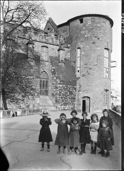 Façade de la salle du synode sur le jardin, pignon est sur la salle synodale ; groupe d'enfants