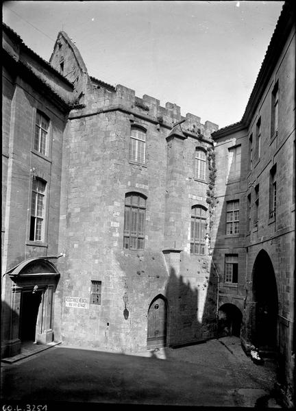 Façade de la salle du synode sur la cour