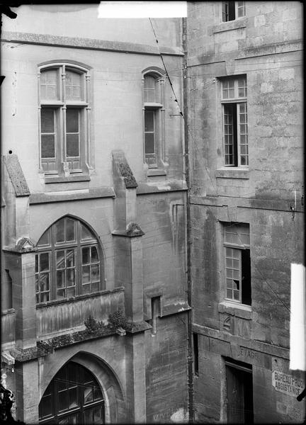 Angle de l'aile du midi et de l'aile Viollet-le-Duc