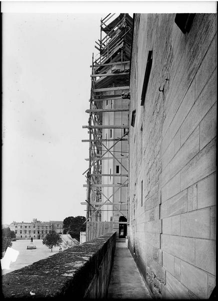 Echafaudages sur la façade