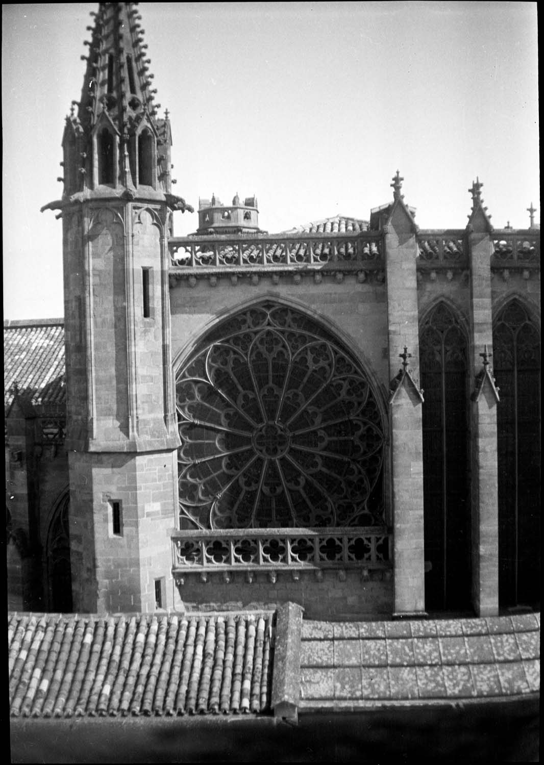 Vue partielle de la façade sud  et de sa baie, prise d’une hauteur