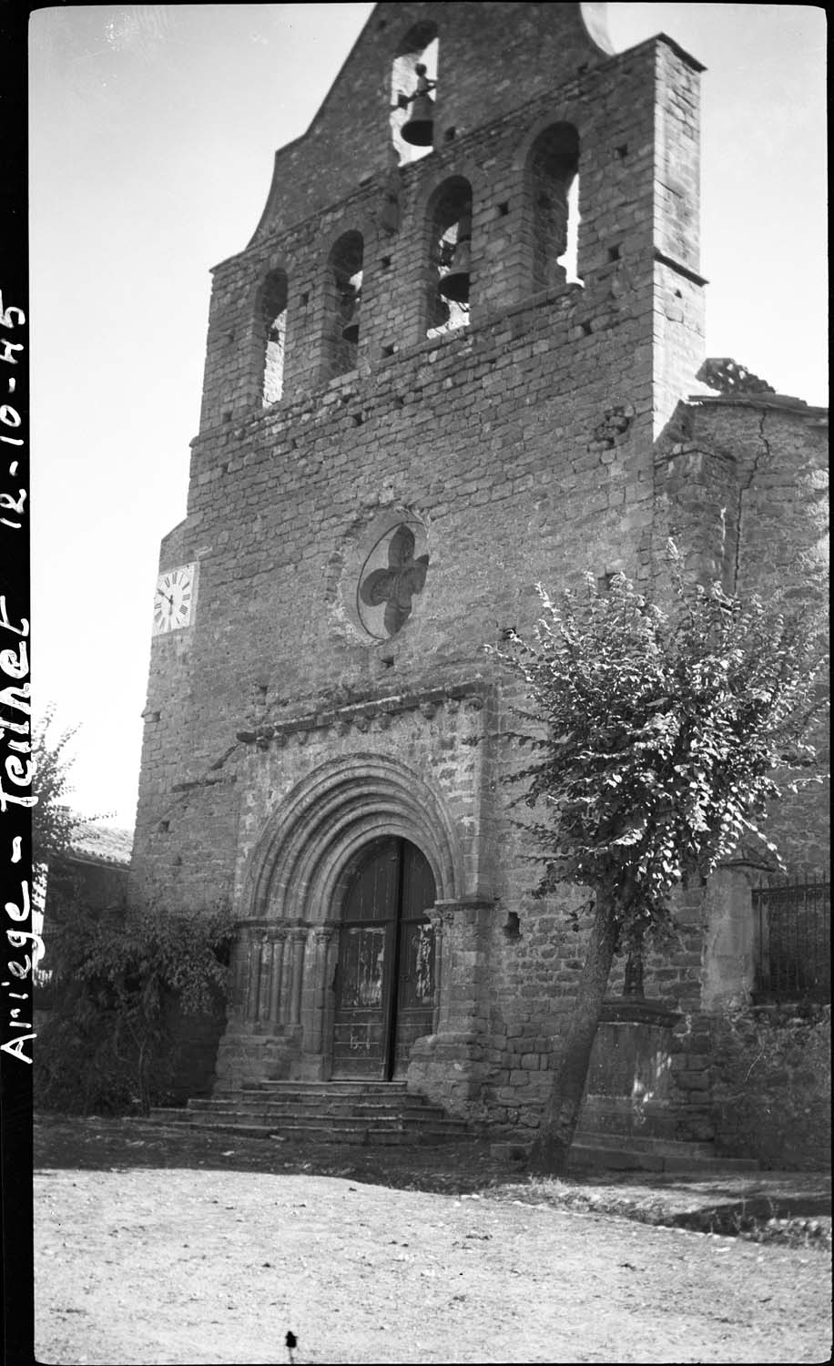 Façade ouest : portail et clocher-peigne