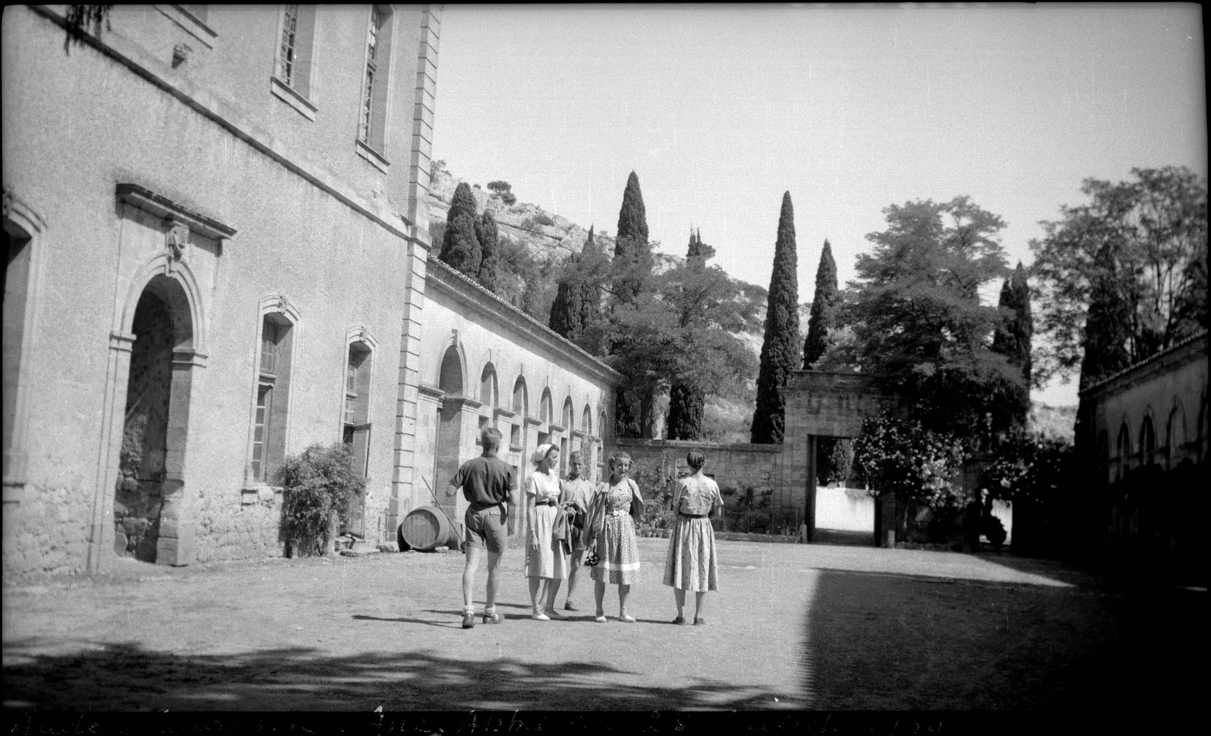 Cour d’honneur avec groupe