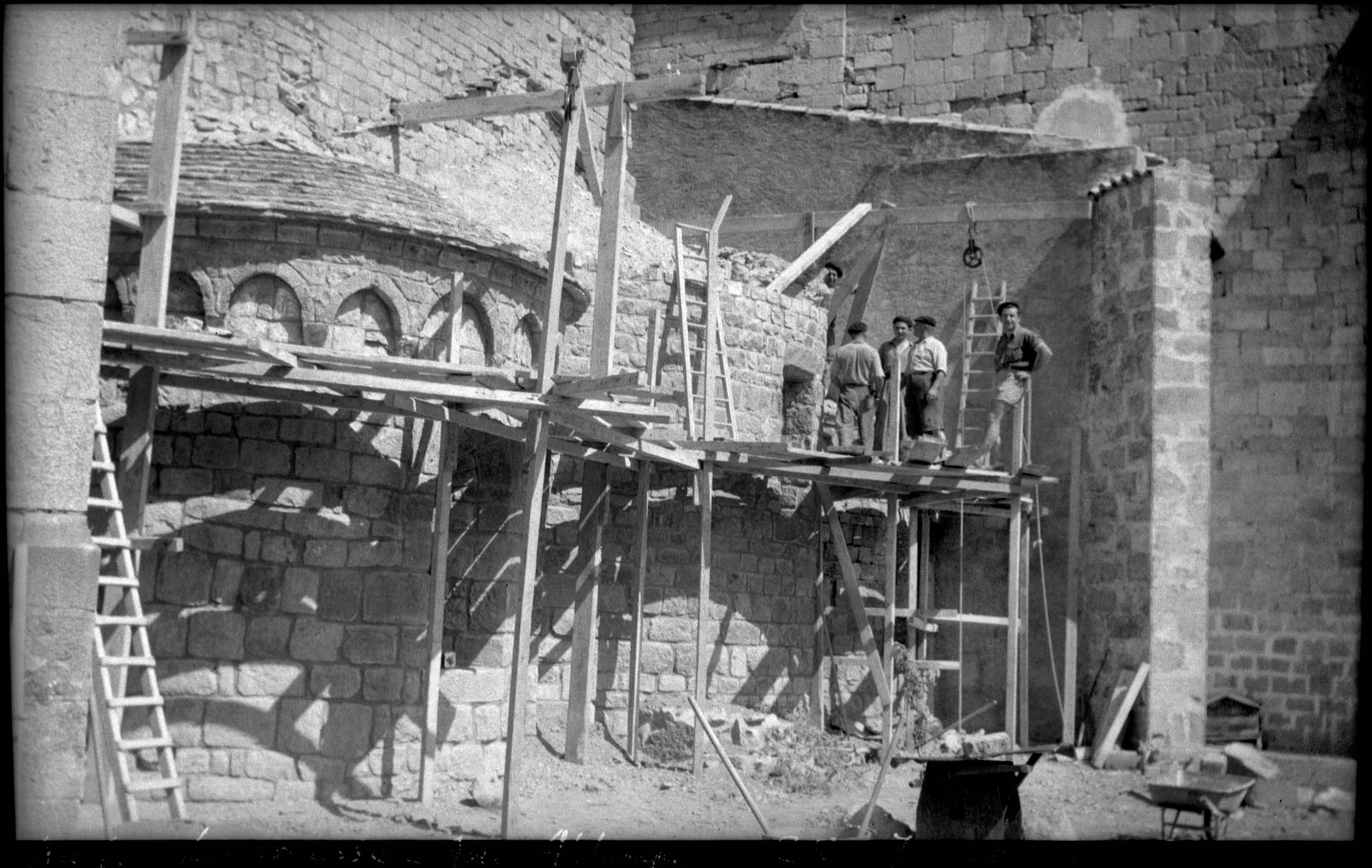 Transept est : absidioles en restauration