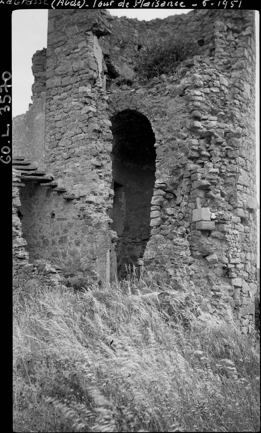 Plan rapproché sur les ruines de la tour