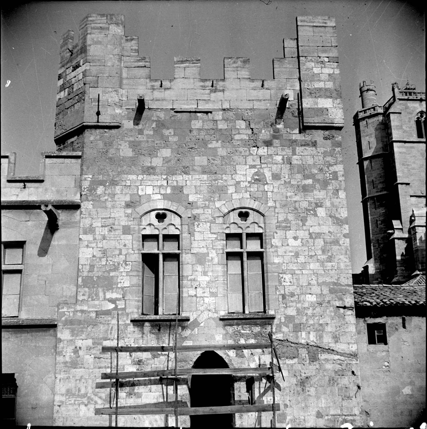 Façade est, Tour de la Madeleine : étage, fenêtres, sommet de la tour, créneaux