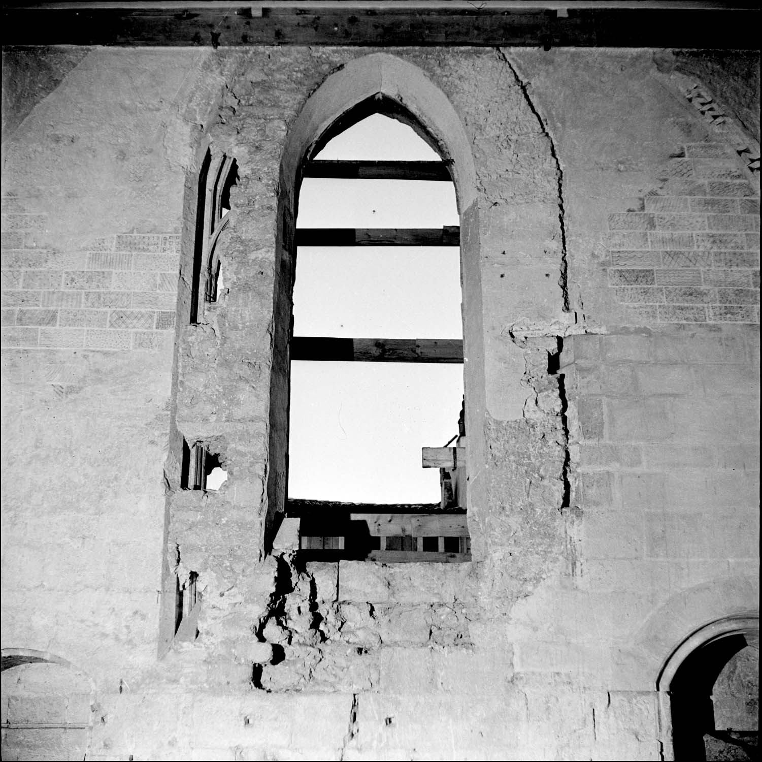 Chapelle de la Madeleine, intérieur : baie en restauration