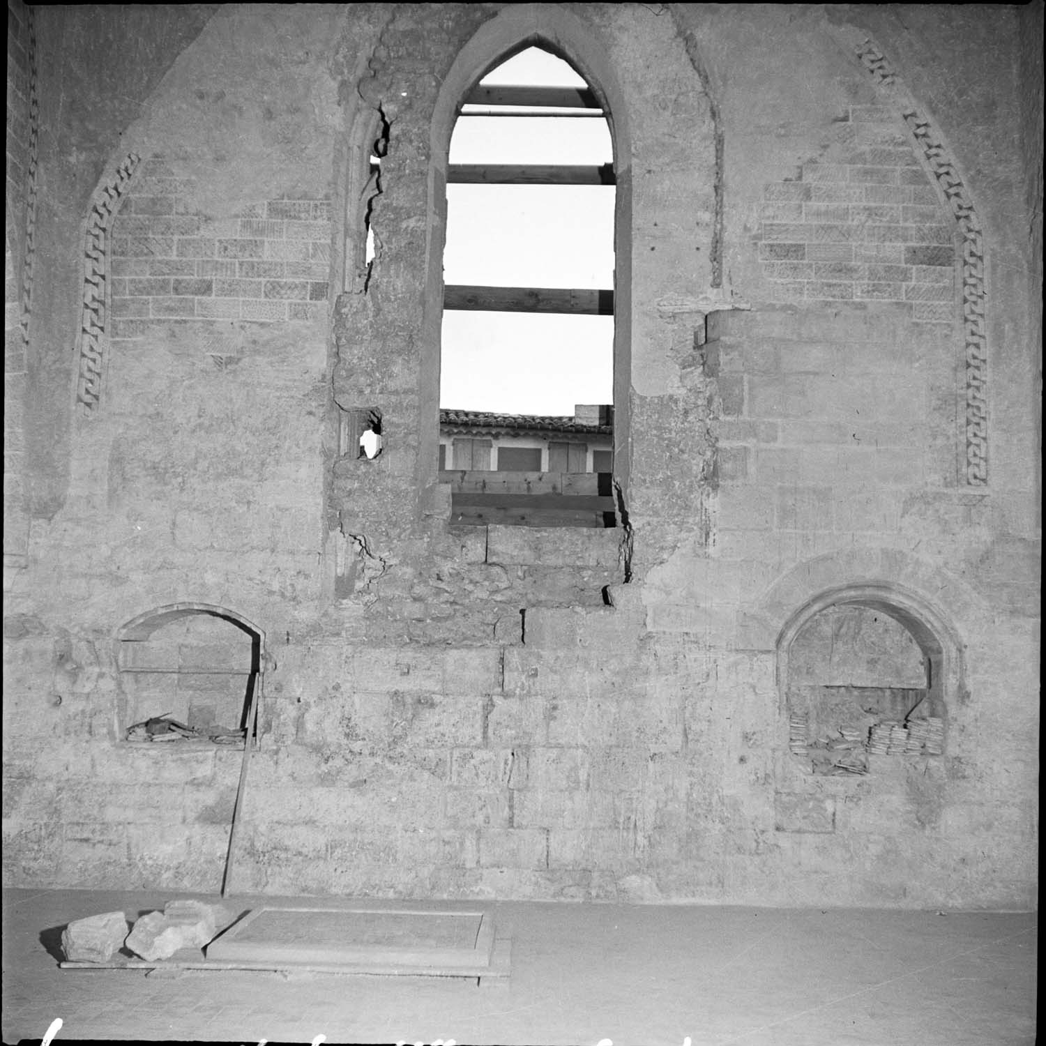 Chapelle de la Madeleine, intérieur : baie en restauration