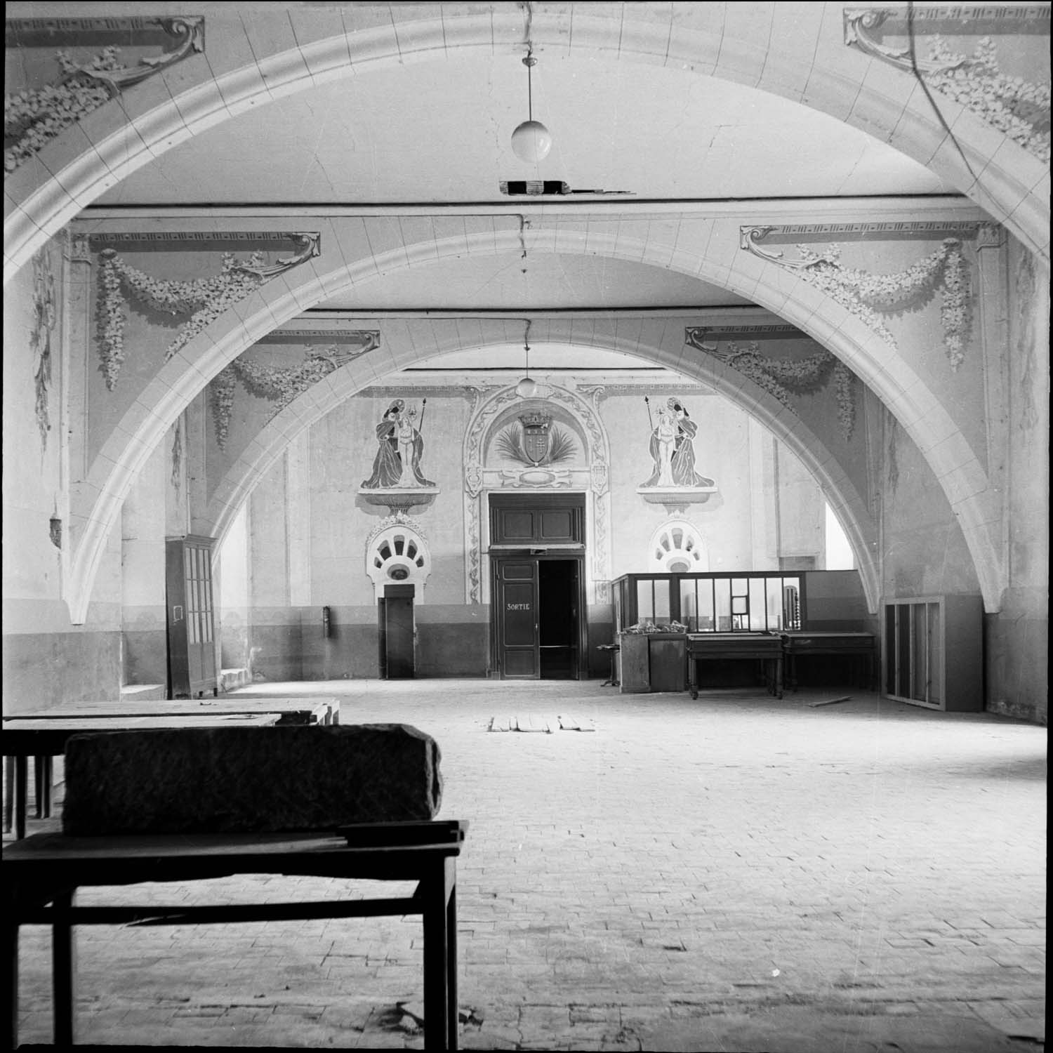 Intérieur de salle orné de fresques