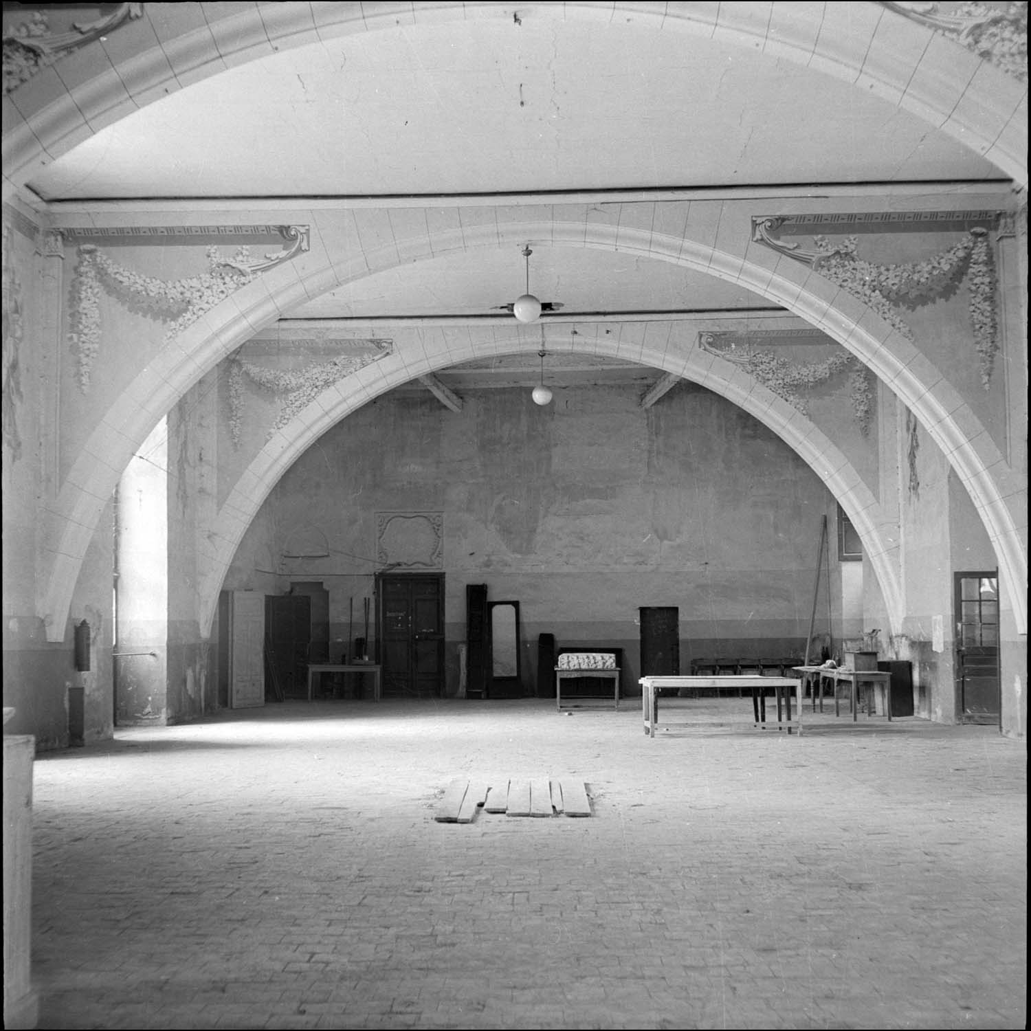 Intérieur de salle orné de fresques