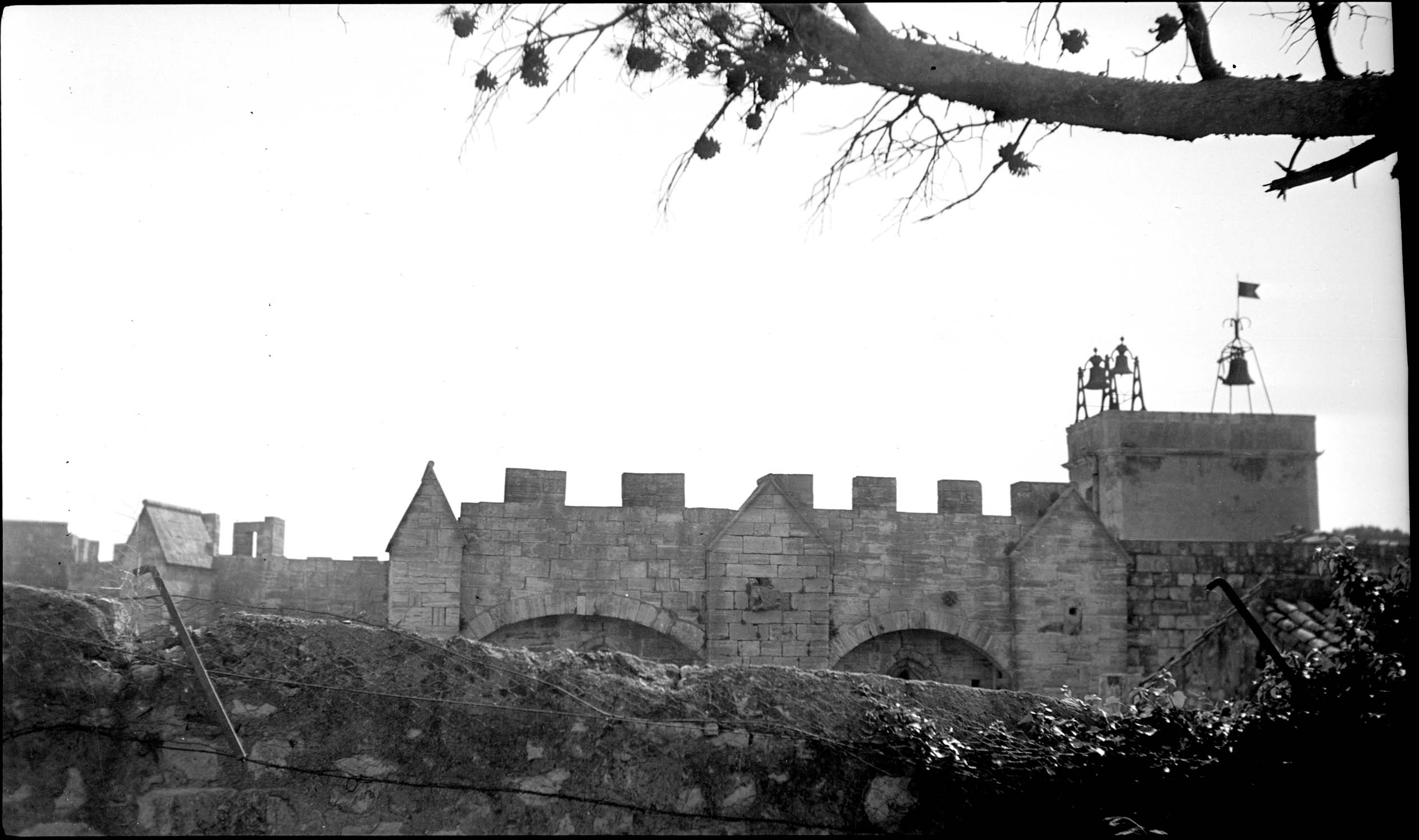 Créneaux de la façade et sommet du clocher