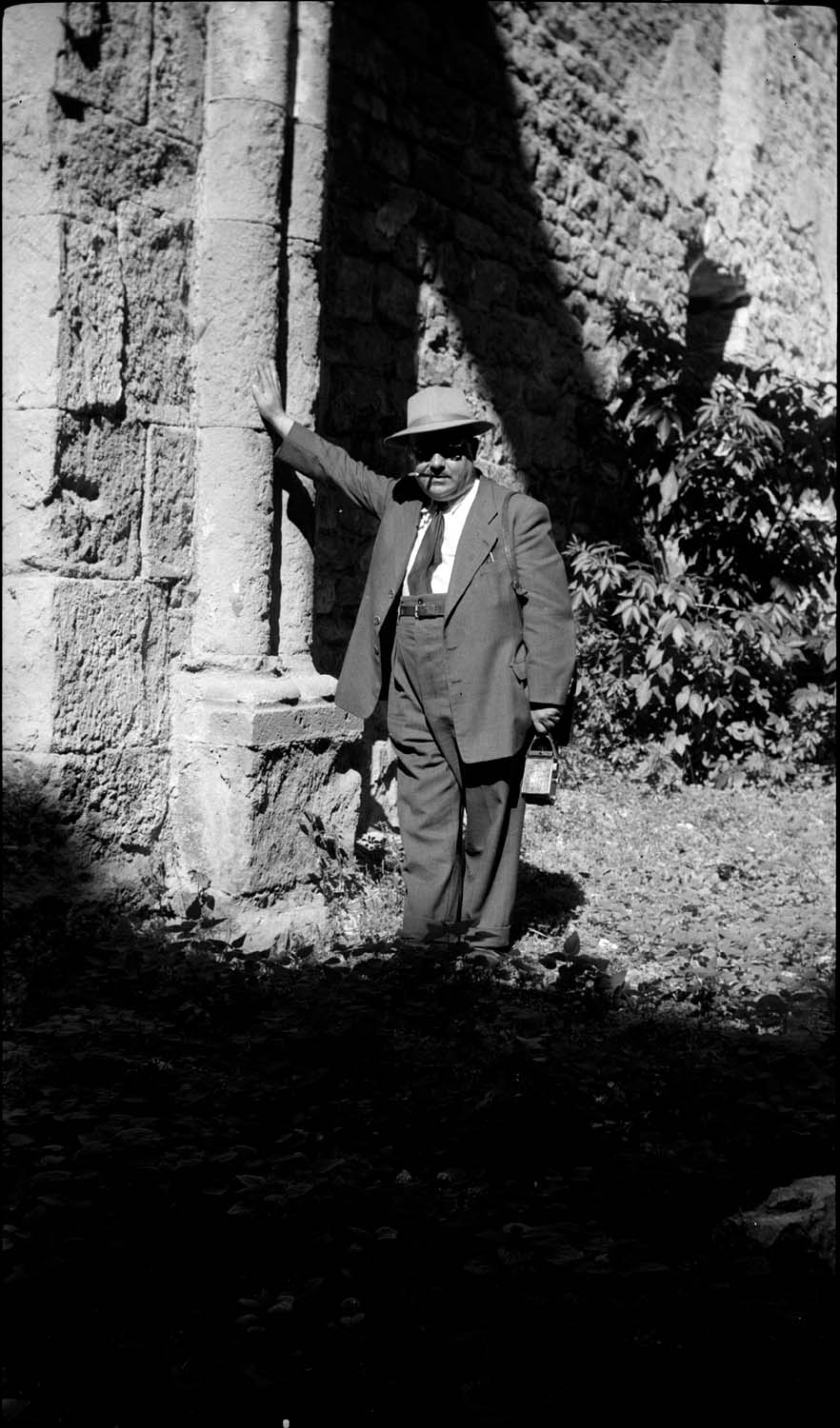 Homme posant près d’une colonne