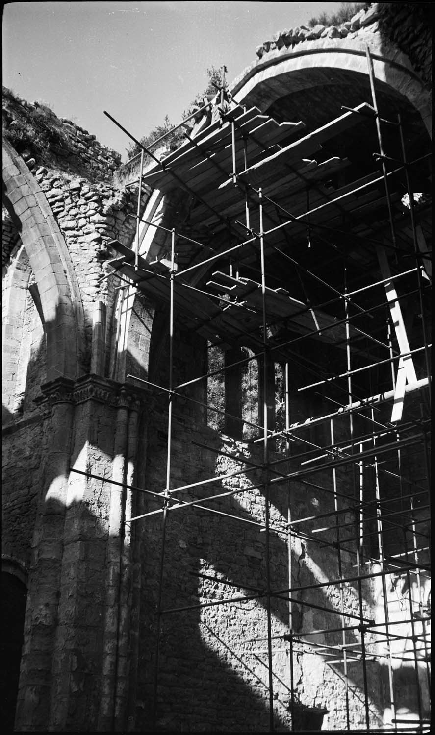 Echafaudages dans les ruines de l’église