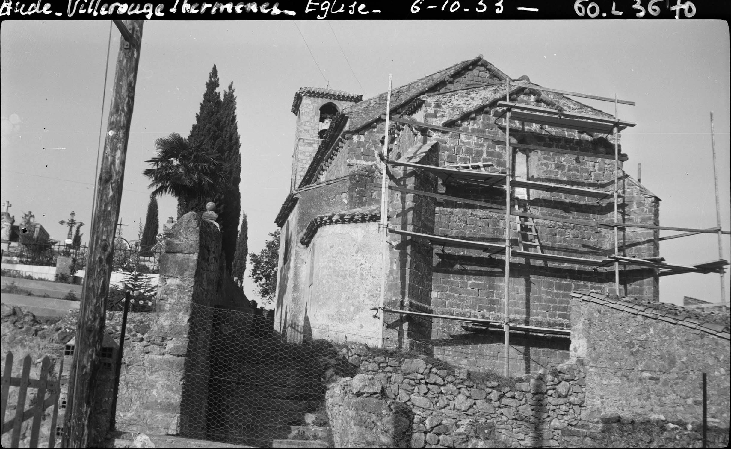 Echafaudage sur le mur du chevet