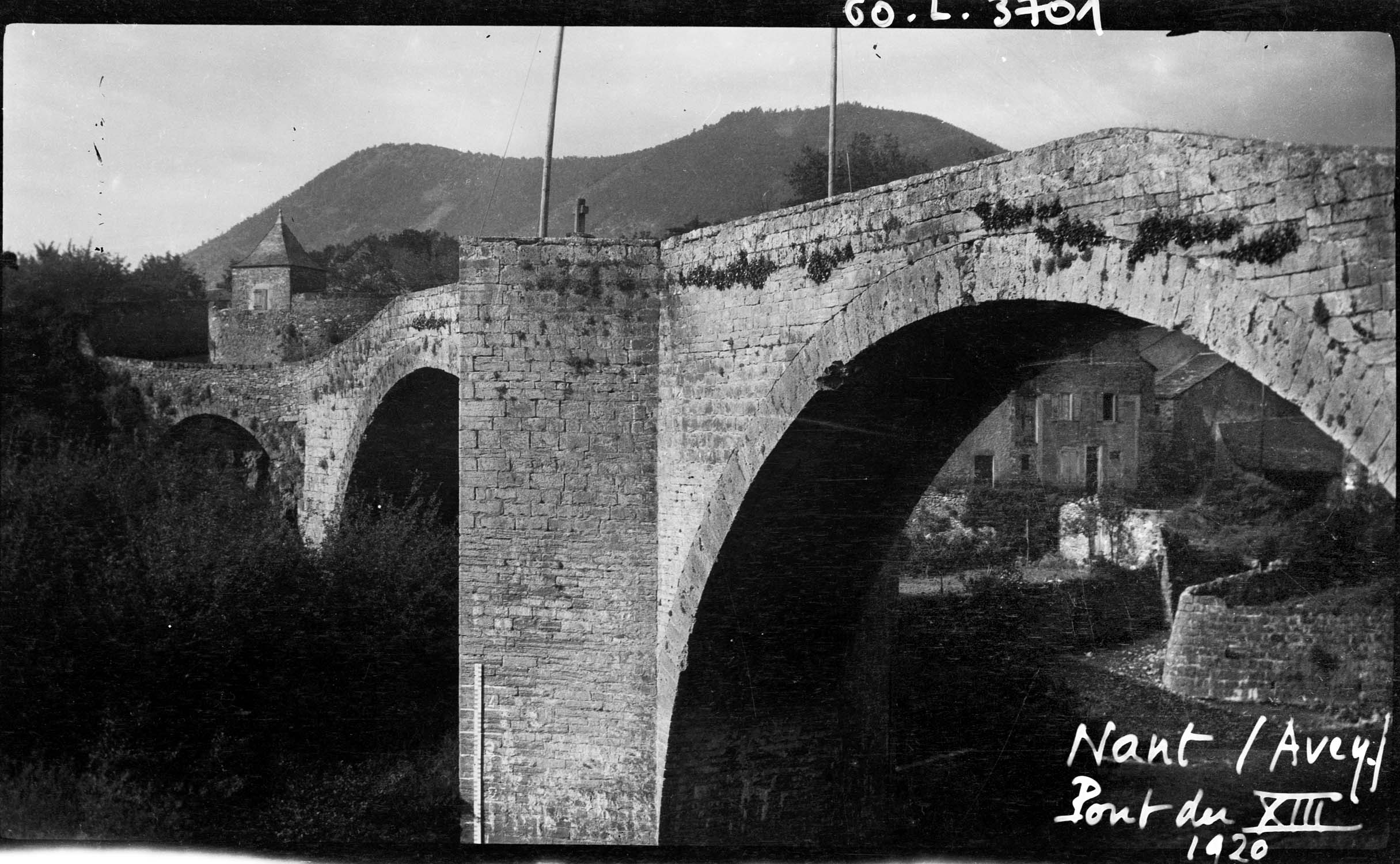 Vue rapprochée sur trois arches et avant-bec