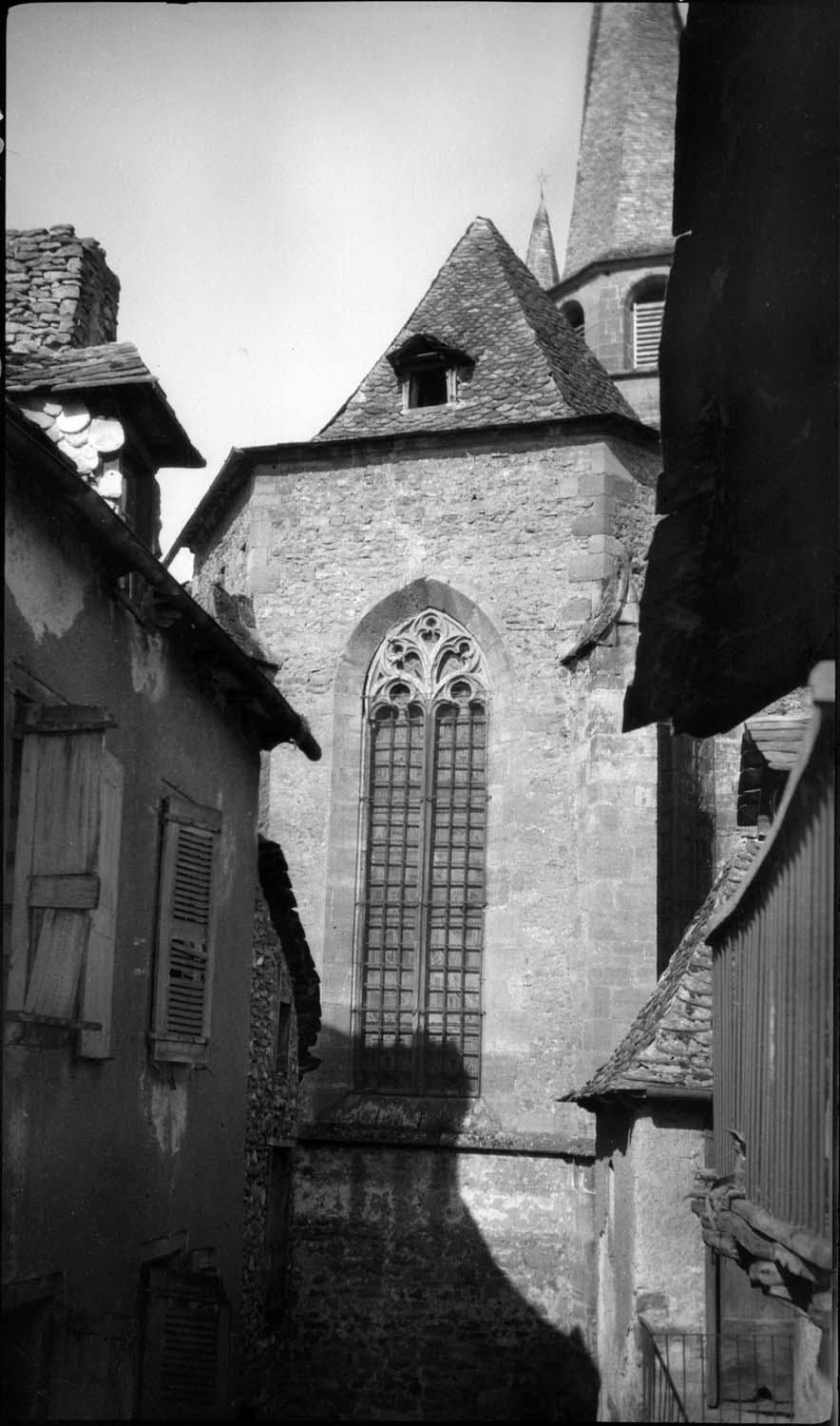 Chevet vu depuis une ruelle, pris d’une hauteur