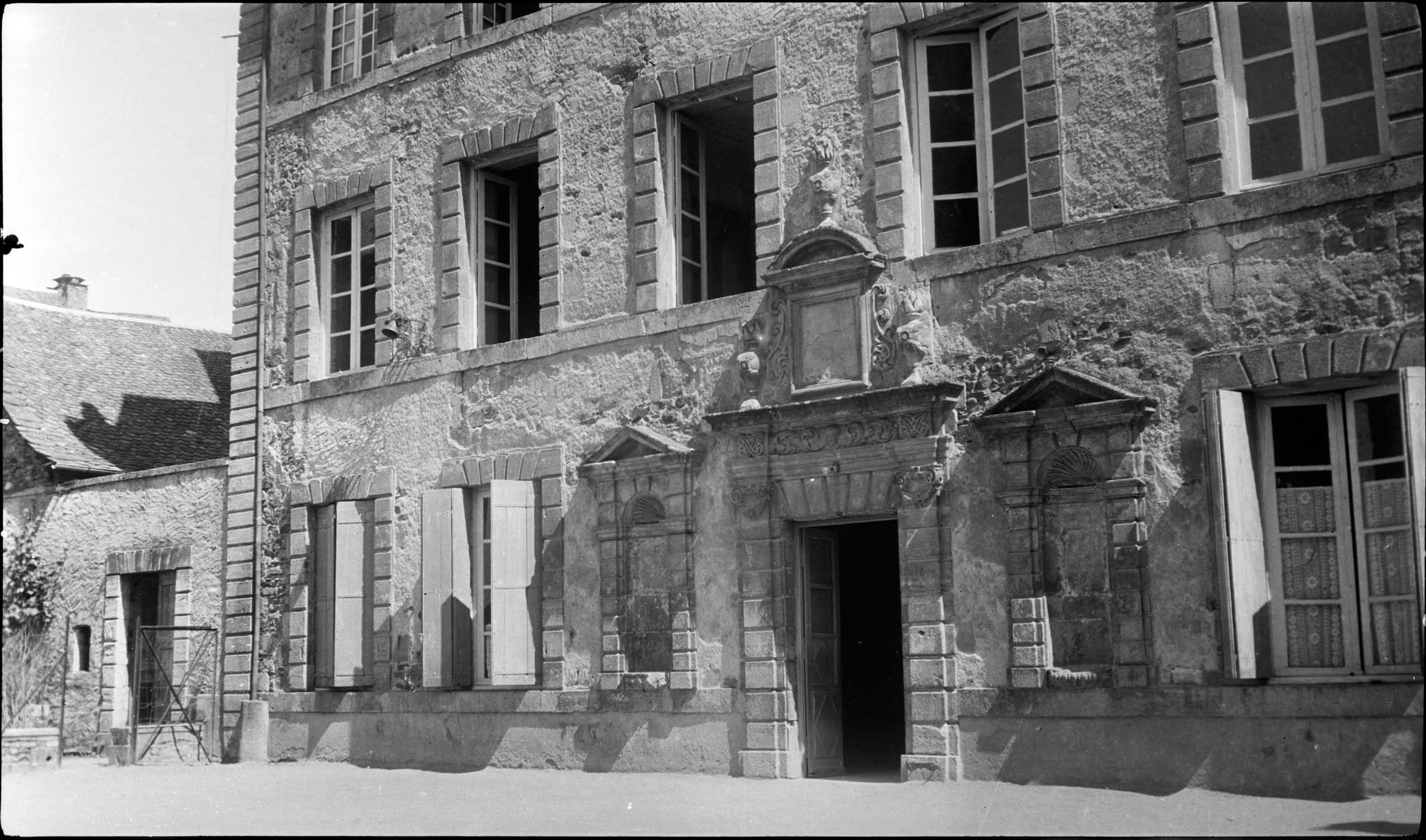 Façade sur rue avec portail d’entrée