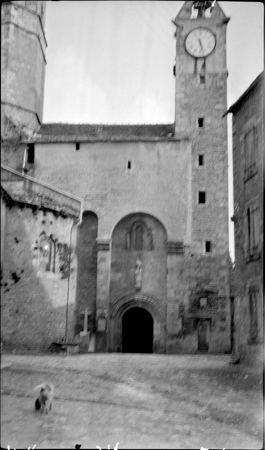 Façade nord : portail roman et clocher