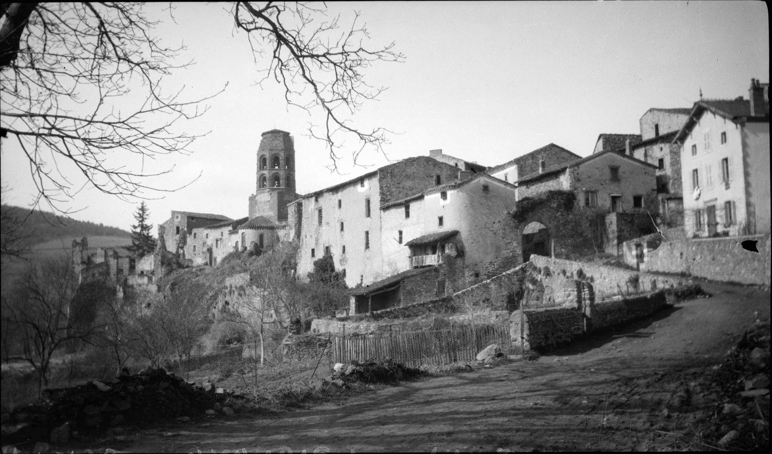 Vue générale du village avec l’église abbatiale