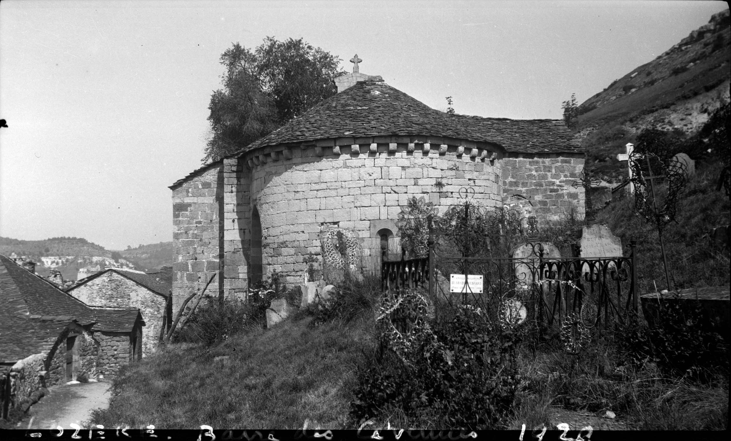 Abside vue de l’est, le cimetière en premier plan