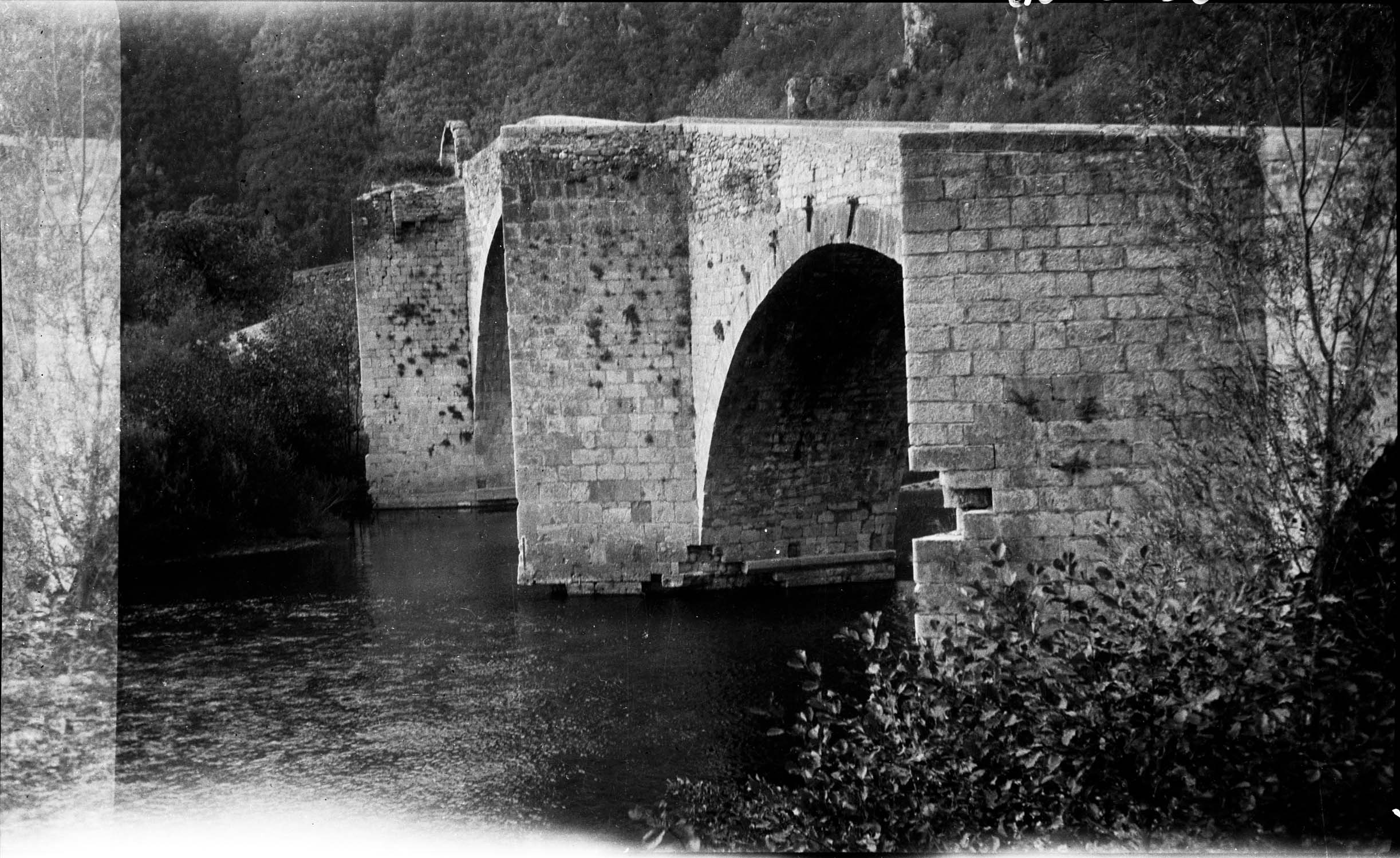 Vue latérale sur deux arches et avant-becs