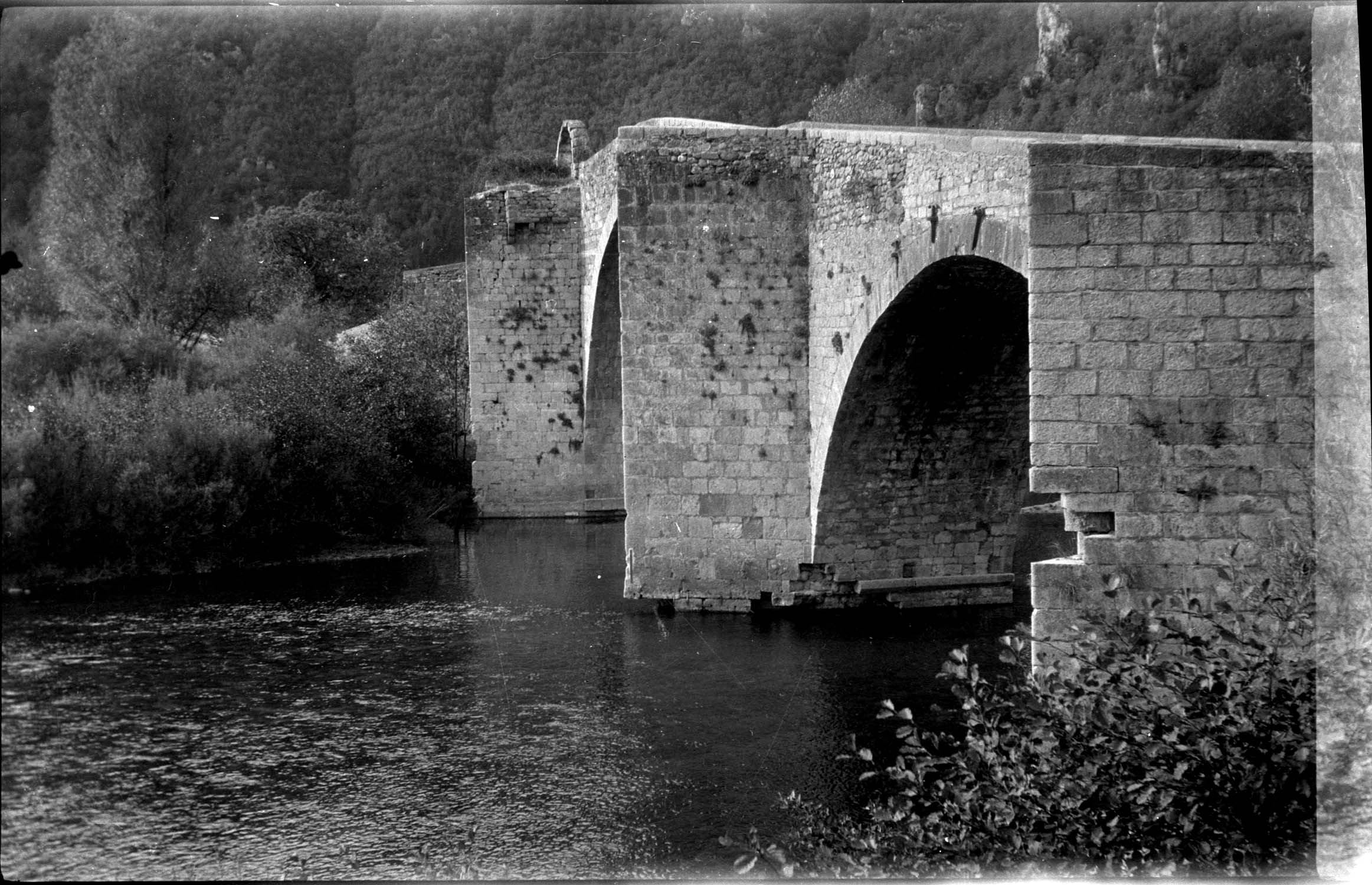 Vue latérale sur deux arches et avant-becs