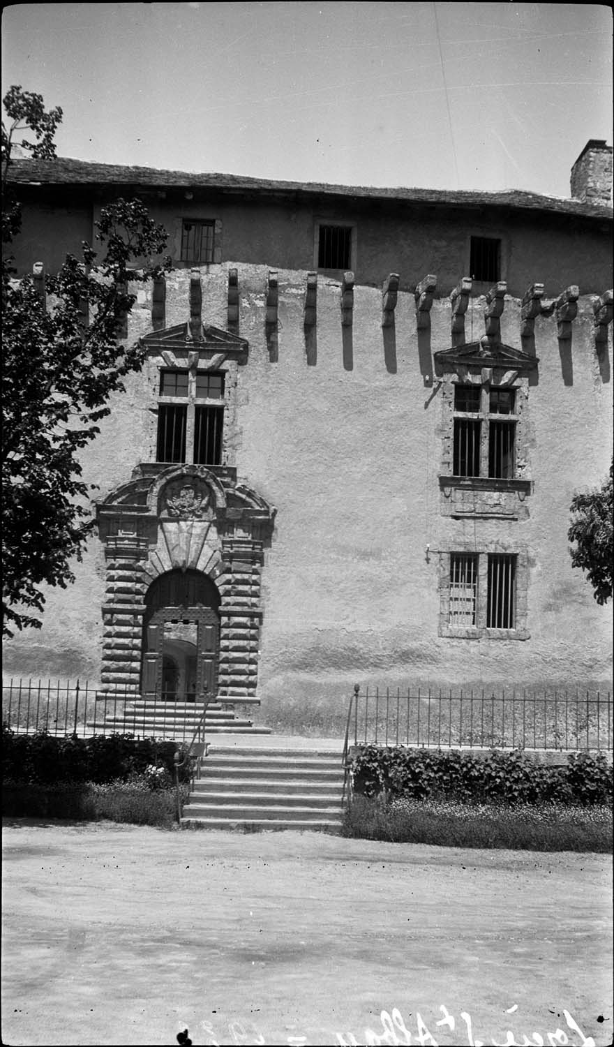 Façade sud avec la grande porte