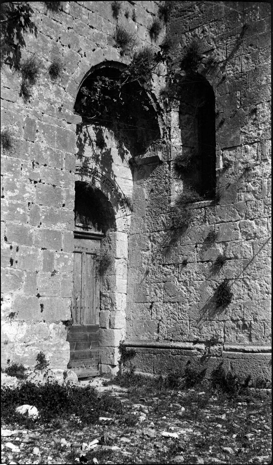 Angle extérieur du bâtiment avec porte et fenêtre