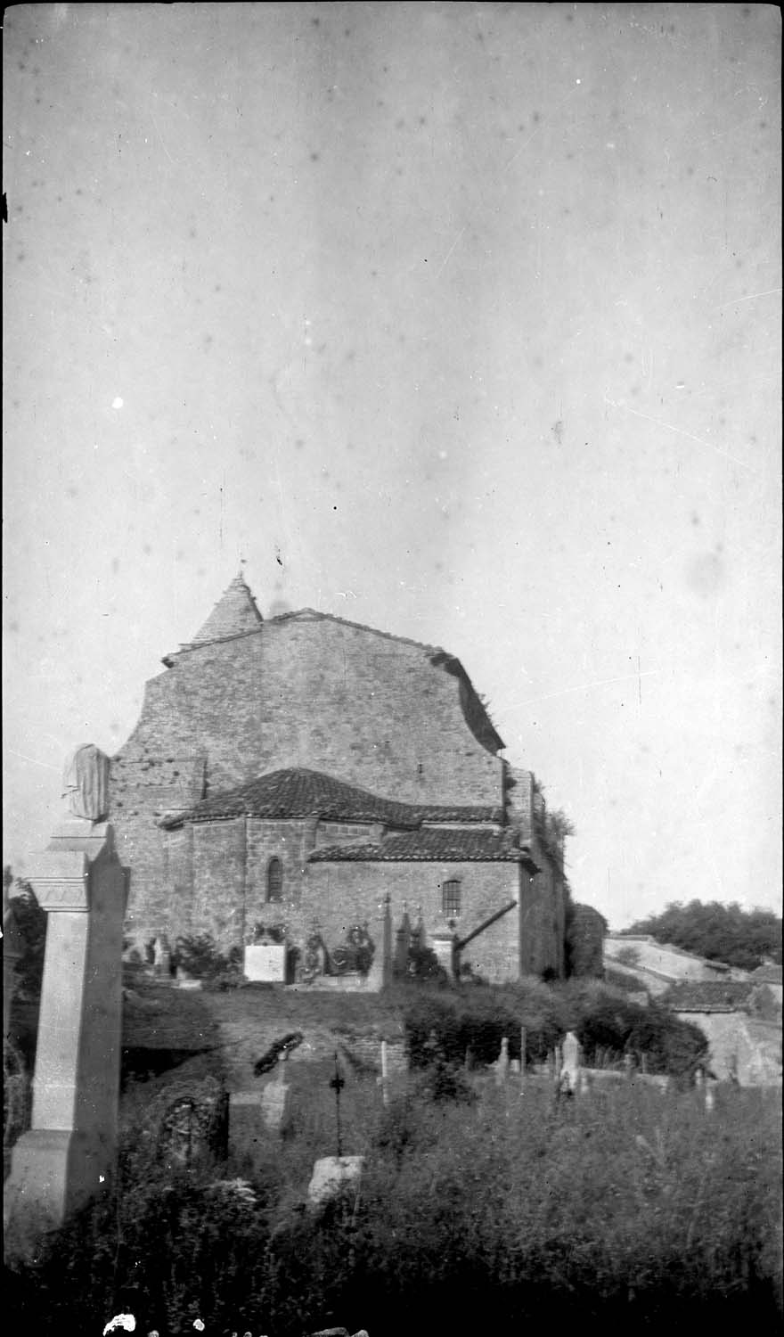 Chevet, le cimetière au premier plan