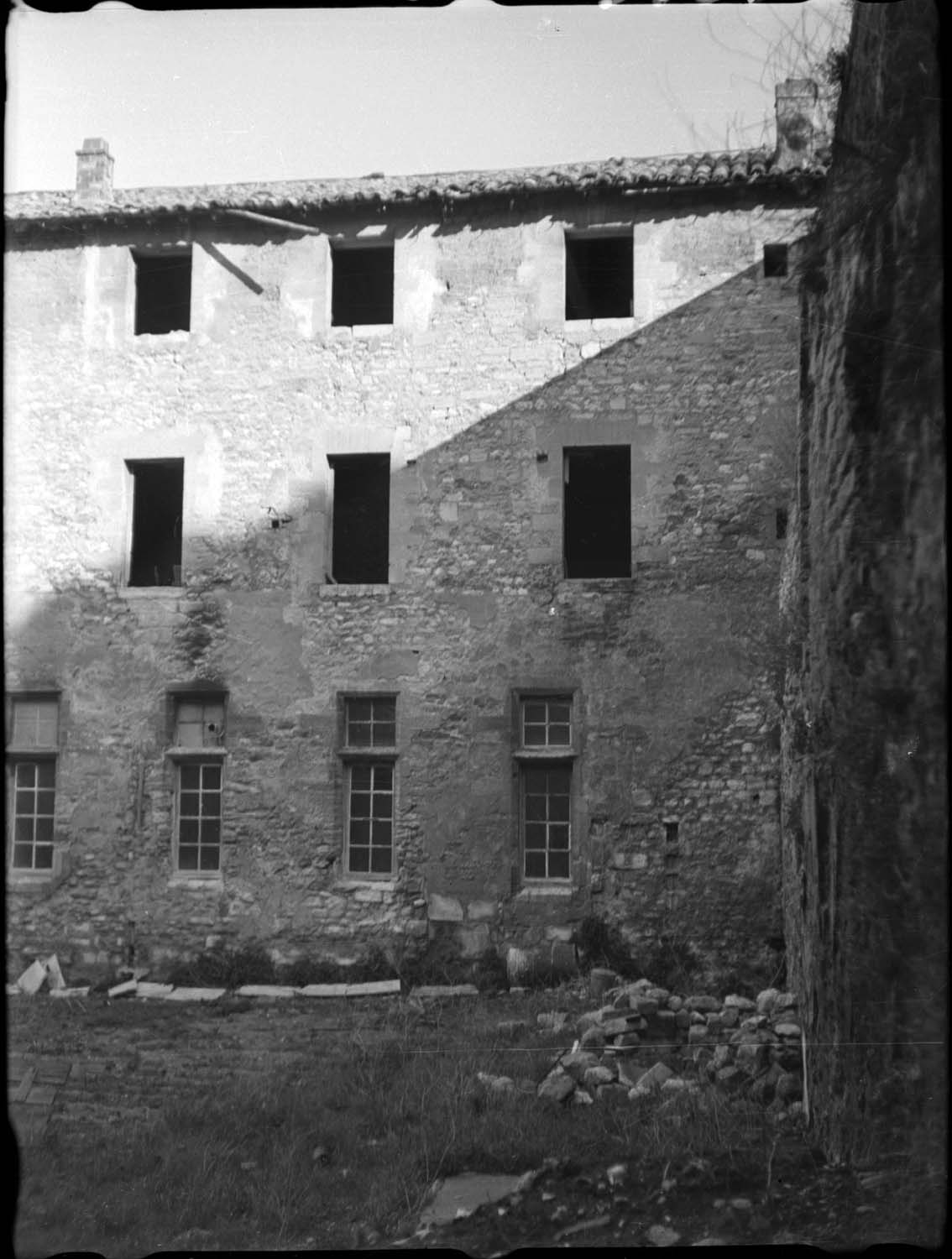 Bâtiment nord-est : façade sud-est sur cour